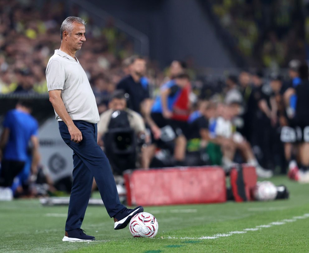 Fenerbahçe Teknik Direktörü İsmail Kartal saha kenarında görülüyor.