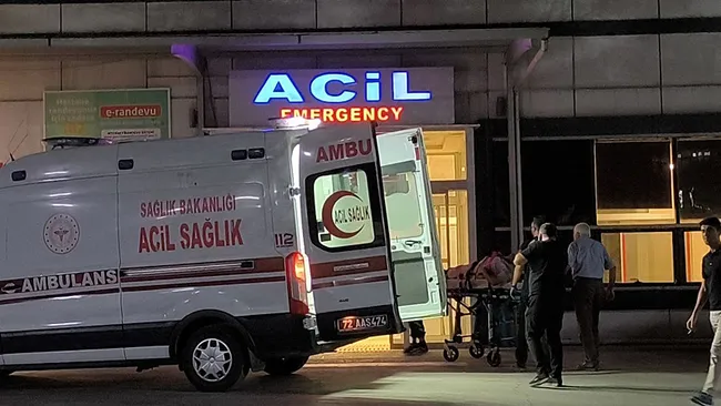 Acil servis girişinde ambulans ve sağlık ekipleri görülüyor.