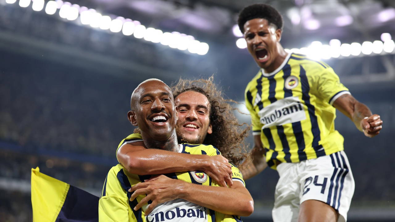 Fenerbahçeli futbolcuların maç sırasında gol sevinci yaşadığı an.
