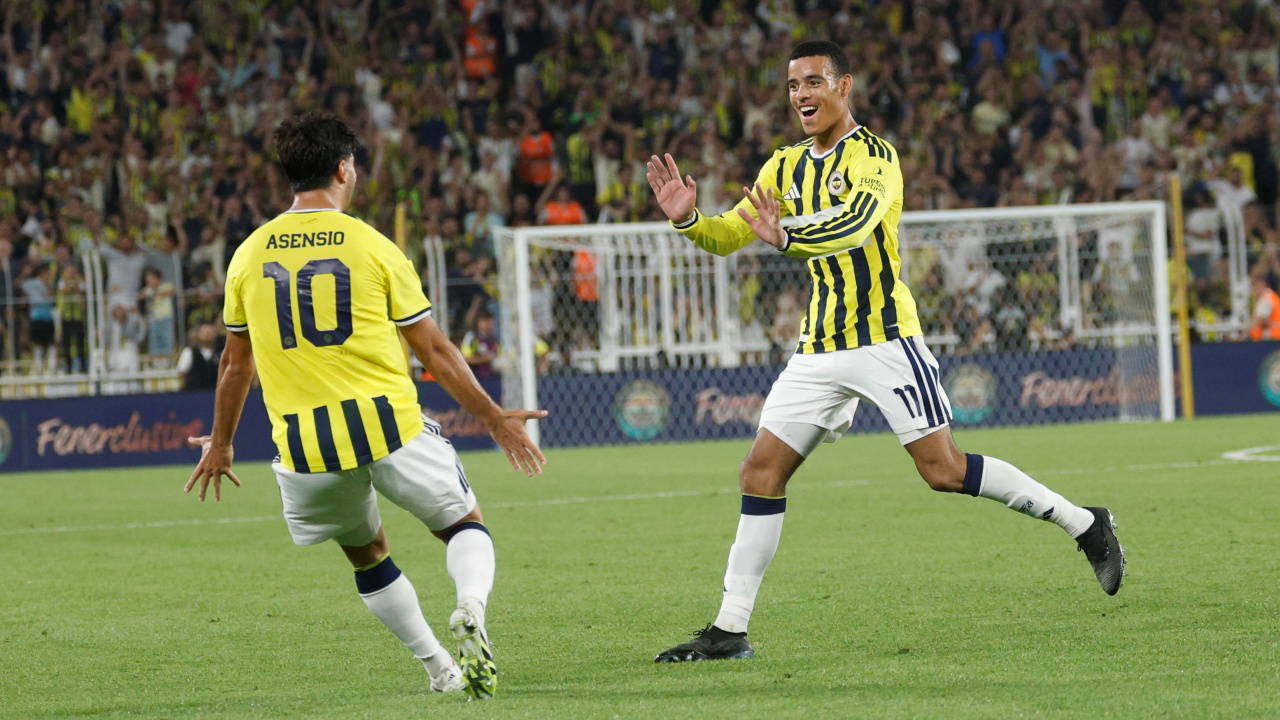Fenerbahçeli futbolcuların sahada gol sevinci yaşadığı an.
