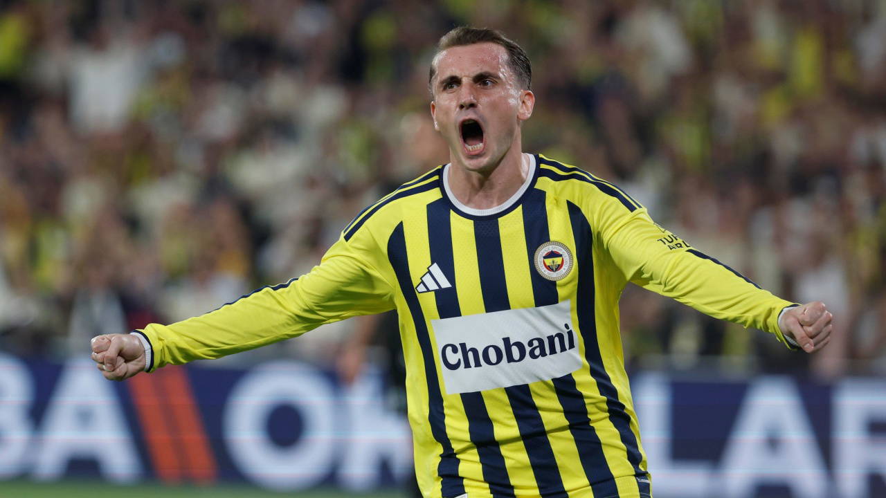 Fenerbahçeli bir futbolcunun maçta gol sevinci yaşadığı yakın plan görüntü.