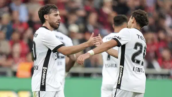 Beşiktaşlı futbolcular sahada birbirlerini tebrik ediyor
