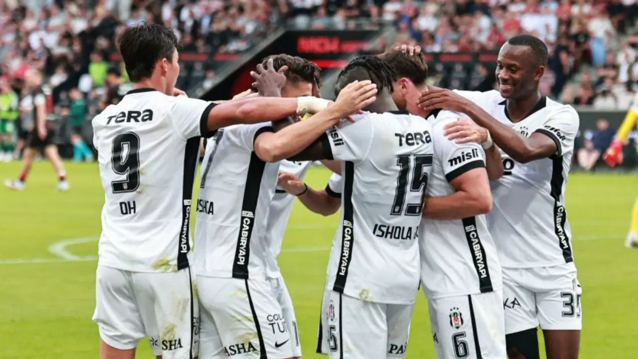 Beşiktaşlı futbolcular gol sevinci yaşıyor