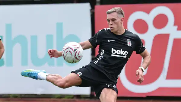 Beşiktaşlı futbolcu antrenmanda top kontrol ediyor