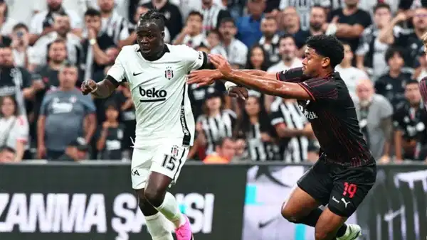 Beşiktaşlı futbolcu rakibiyle ikili mücadelede