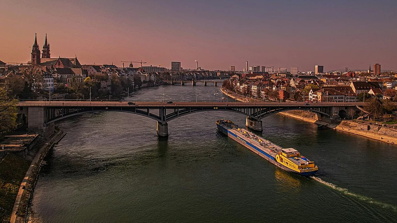 Ren Nehri kıyısında, köprüleri ve tarihi yapılarıyla Basel manzarası.