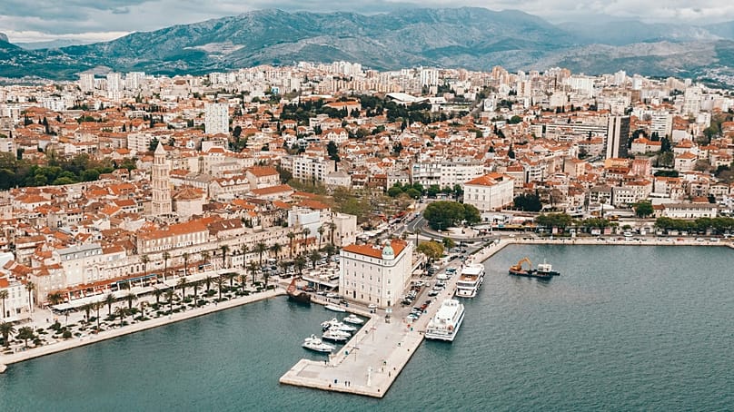 Adriyatik kıyısında limanı, tarihi dokusu ve dağ manzarasıyla Split.