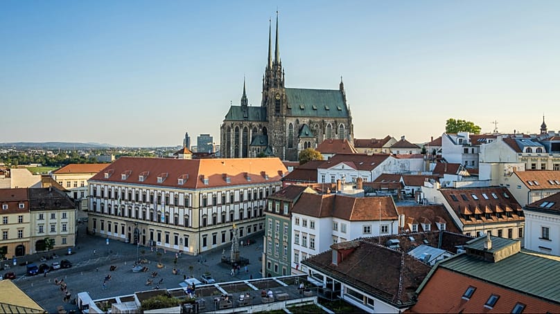 Brno’da tarihi yapılar ve kent siluetinde yükselen katedral manzarası.