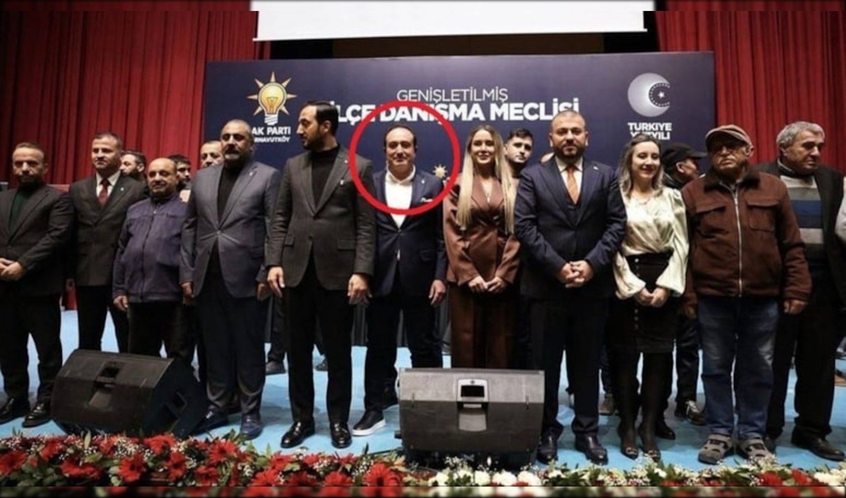 AKP rozetini geçtiğimiz aylarda takmış