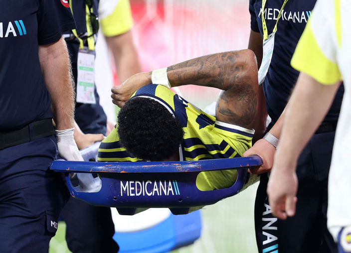 Fenerbahçeli Jayden Oosterwolde, sağlık ekipleri tarafından sedyeyle taşınırken görülüyor.