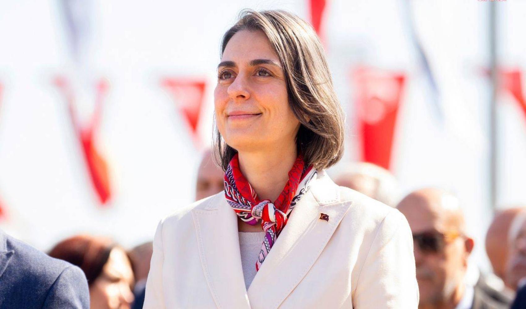 Congratulazioni di Sinem Dedetaş a Sibel Tan Çetinkaya dopo l'elezione del vicesindaco a Üsküdar