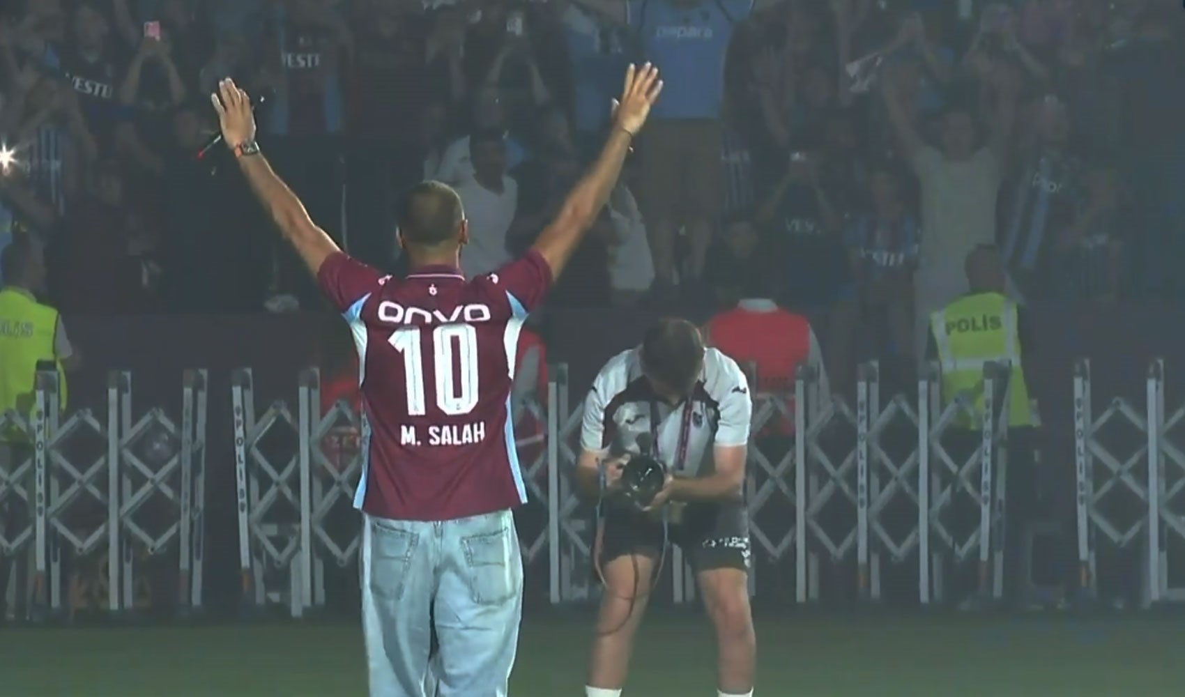Salah, kendisini Trabzonsporlu yapan imzayı attı