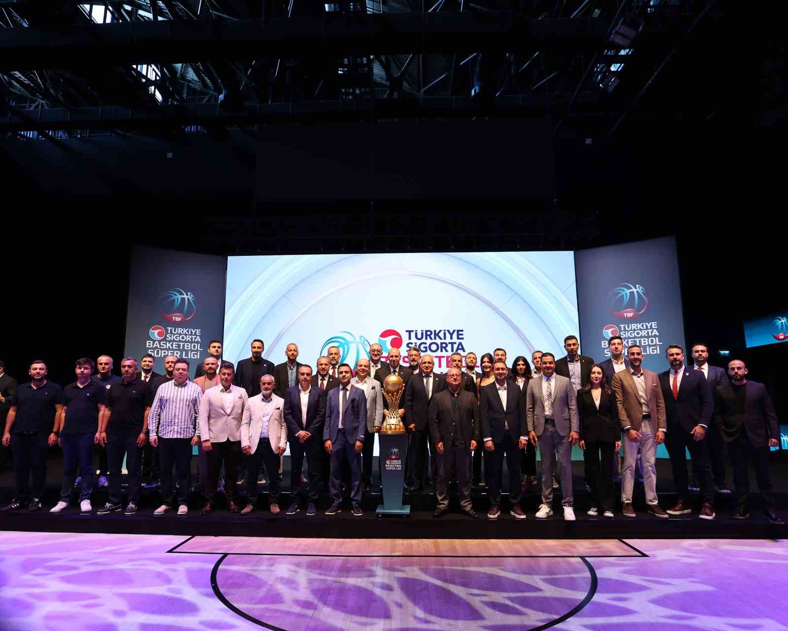 Türkiye Sigorta Basketbol Süper Ligi fikstür kura çekiminde kulüp temsilcileri ve TBF yetkilileri toplu fotoğraf verdi.