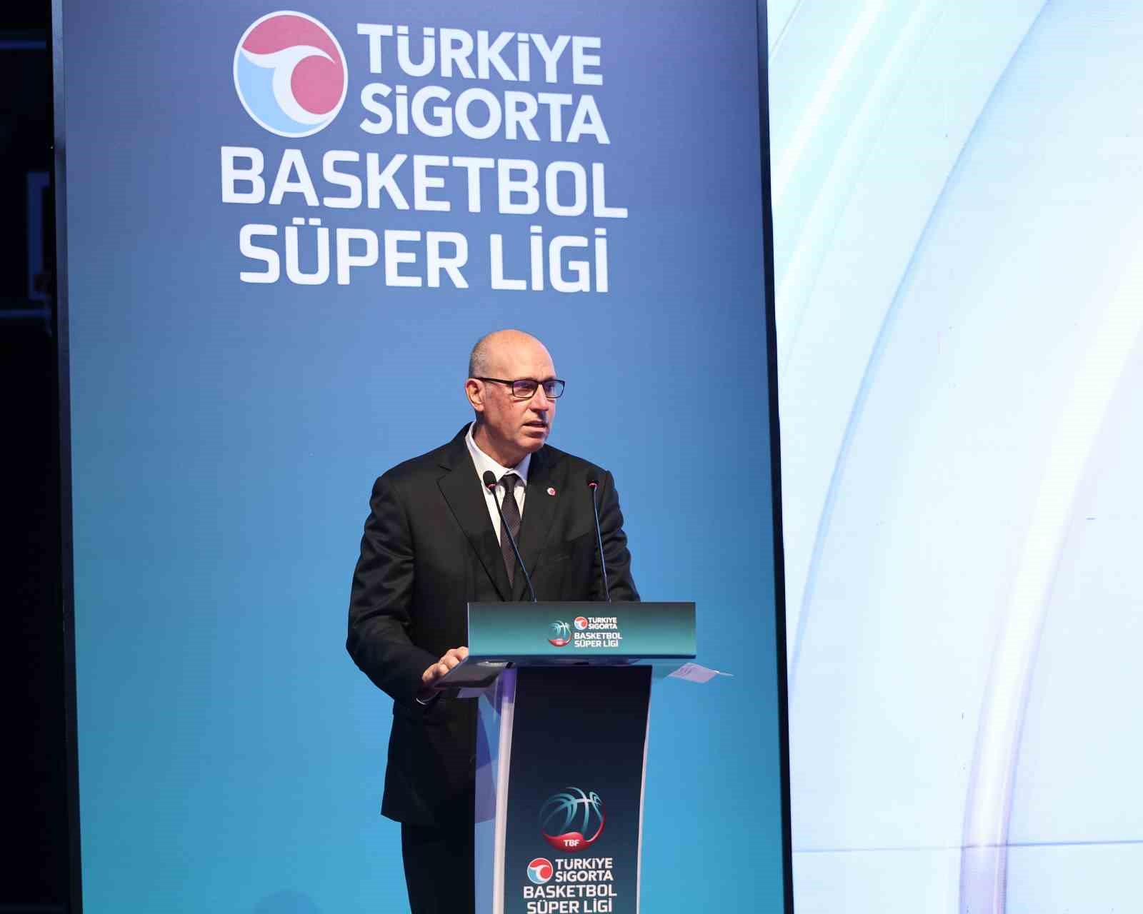 TBF Başkan Vekili Harun Erdenay kürsüde konuşma yaparken görülüyor.