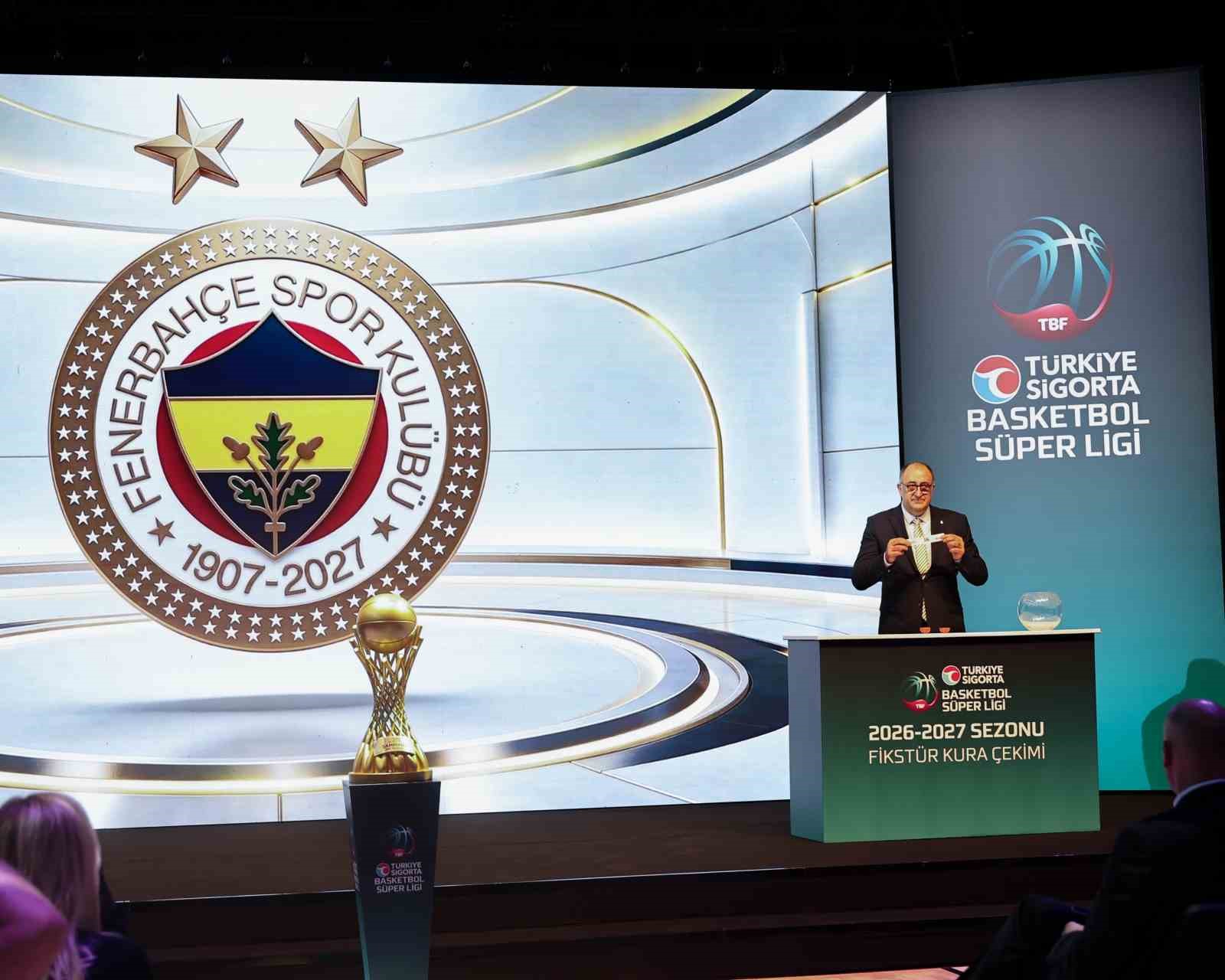 Fikstür kura çekimi sırasında ekranda Fenerbahçe Spor Kulübü logosu ve sahnede kupa görülüyor.
