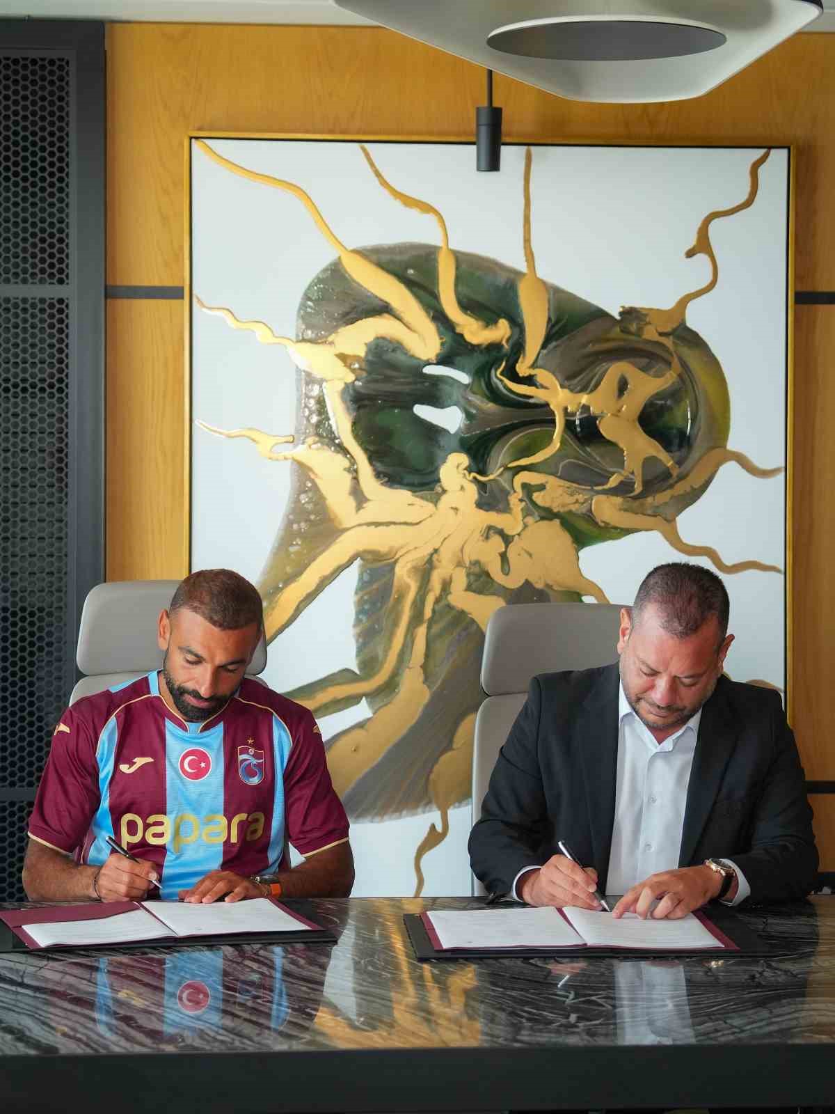 Muhammed Salah ve Trabzonspor Başkanı Ertuğrul Doğan imza töreninde masada sözleşme imzalıyor.