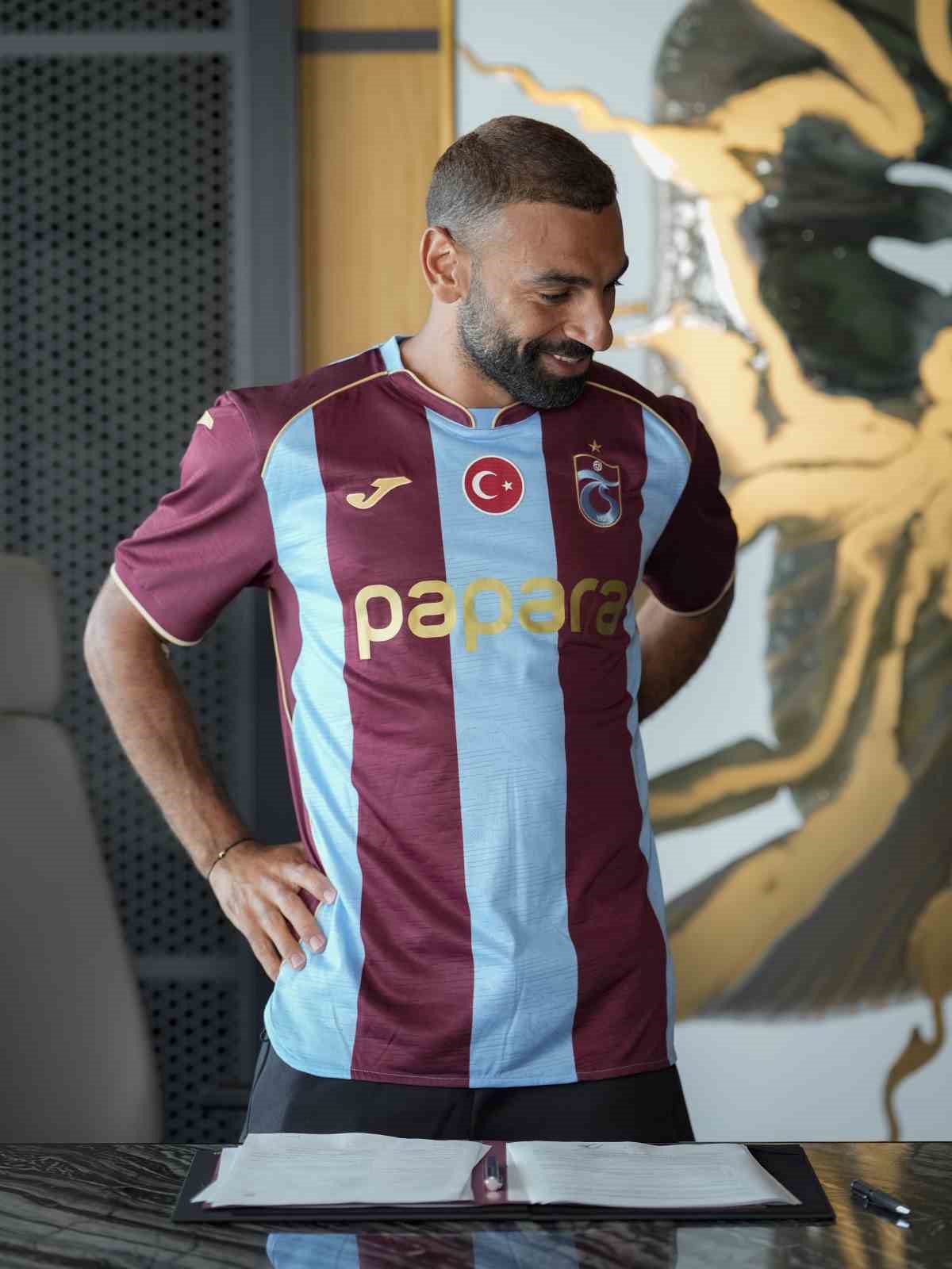Muhammed Salah Trabzonspor formasıyla imza töreninin ardından gülümseyerek poz veriyor.