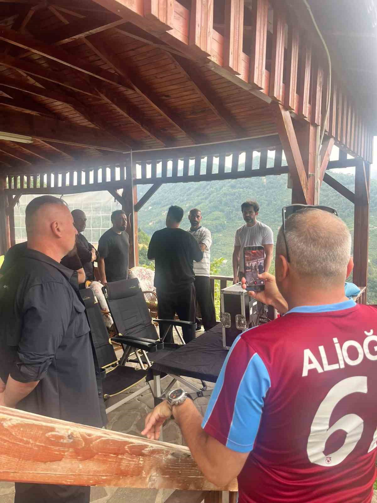 Araklı Marzuba Mahallesi’nde ahşap bir yapıda Trabzonspor reklam filmi çekimi hazırlıkları görülüyor.
