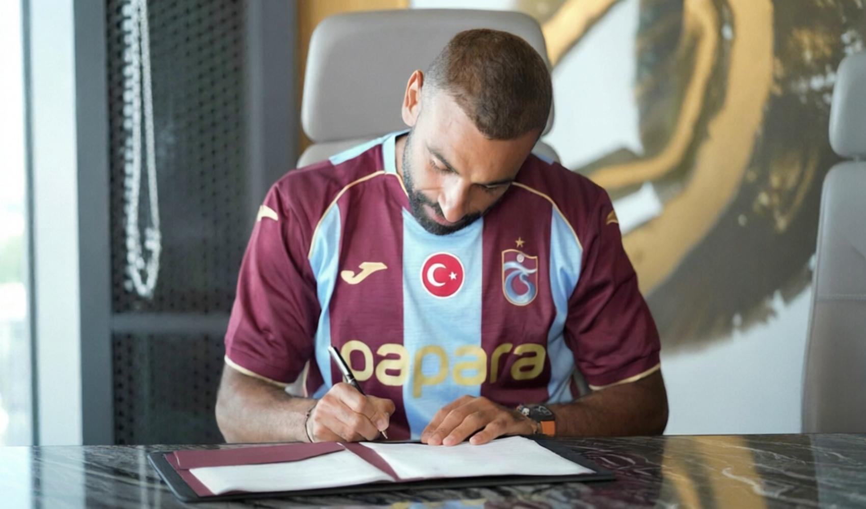 Muhammed Salah, Trabzonspor formasıyla masada sözleşme imzalıyor.