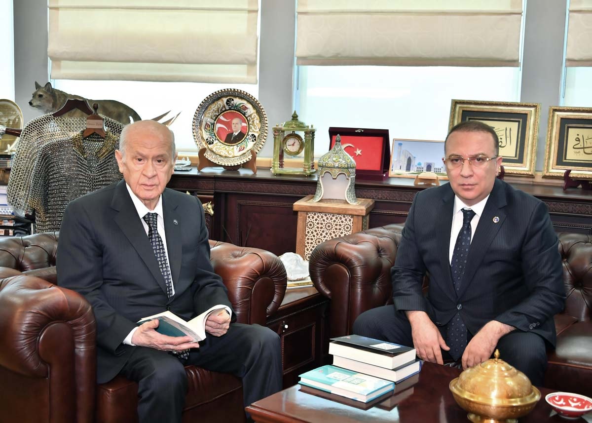 Devlet Bahçeli ile İzzet Ulvi Yönter’in bir çalışma odasında birlikte oturduğu fotoğraf.