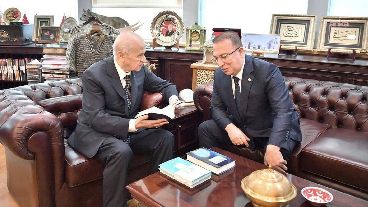 Devlet Bahçeli ve İzzet Ulvi Yönter’in bir odada görüşme sırasında çekilmiş fotoğrafı.