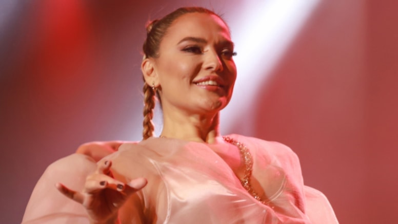 Demet Akalın’ın sahne ışıkları altında çekilmiş fotoğrafı