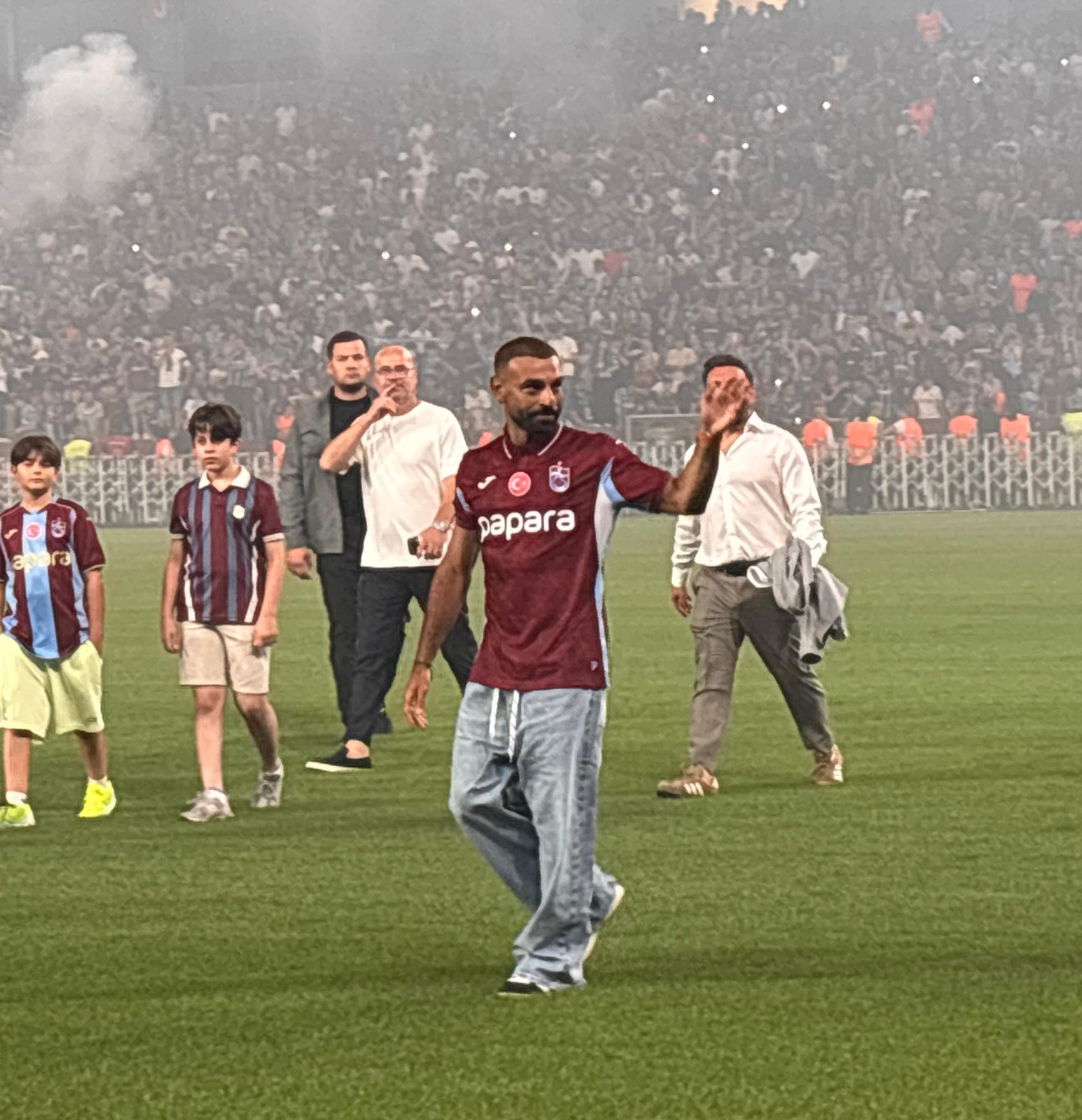 Salah yaklaşık 30 bin taraftar önünde imza attı