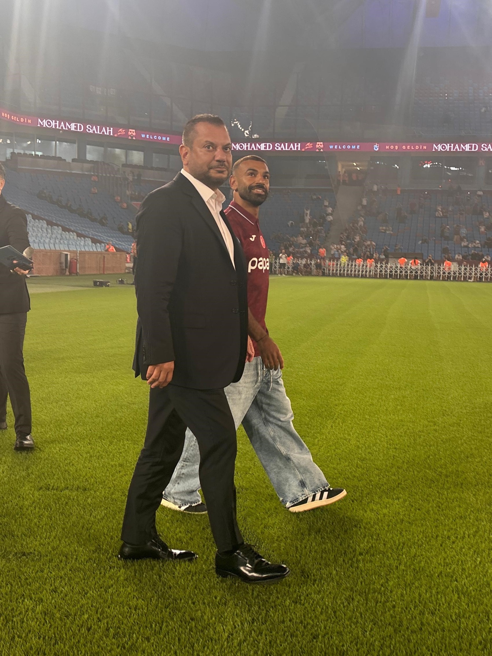 Salah yaklaşık 30 bin taraftar önünde imza attı