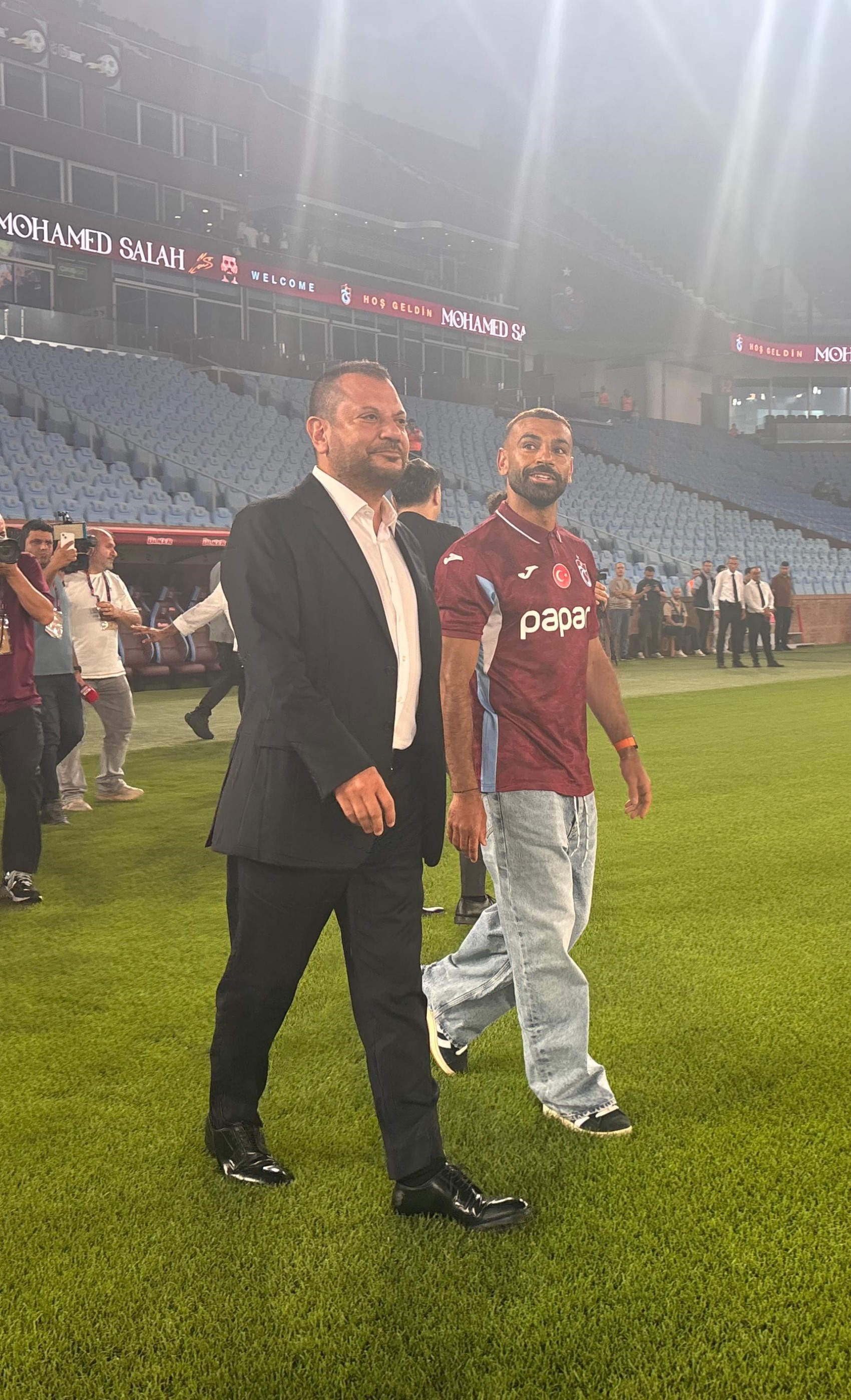 Salah yaklaşık 30 bin taraftar önünde imza attı