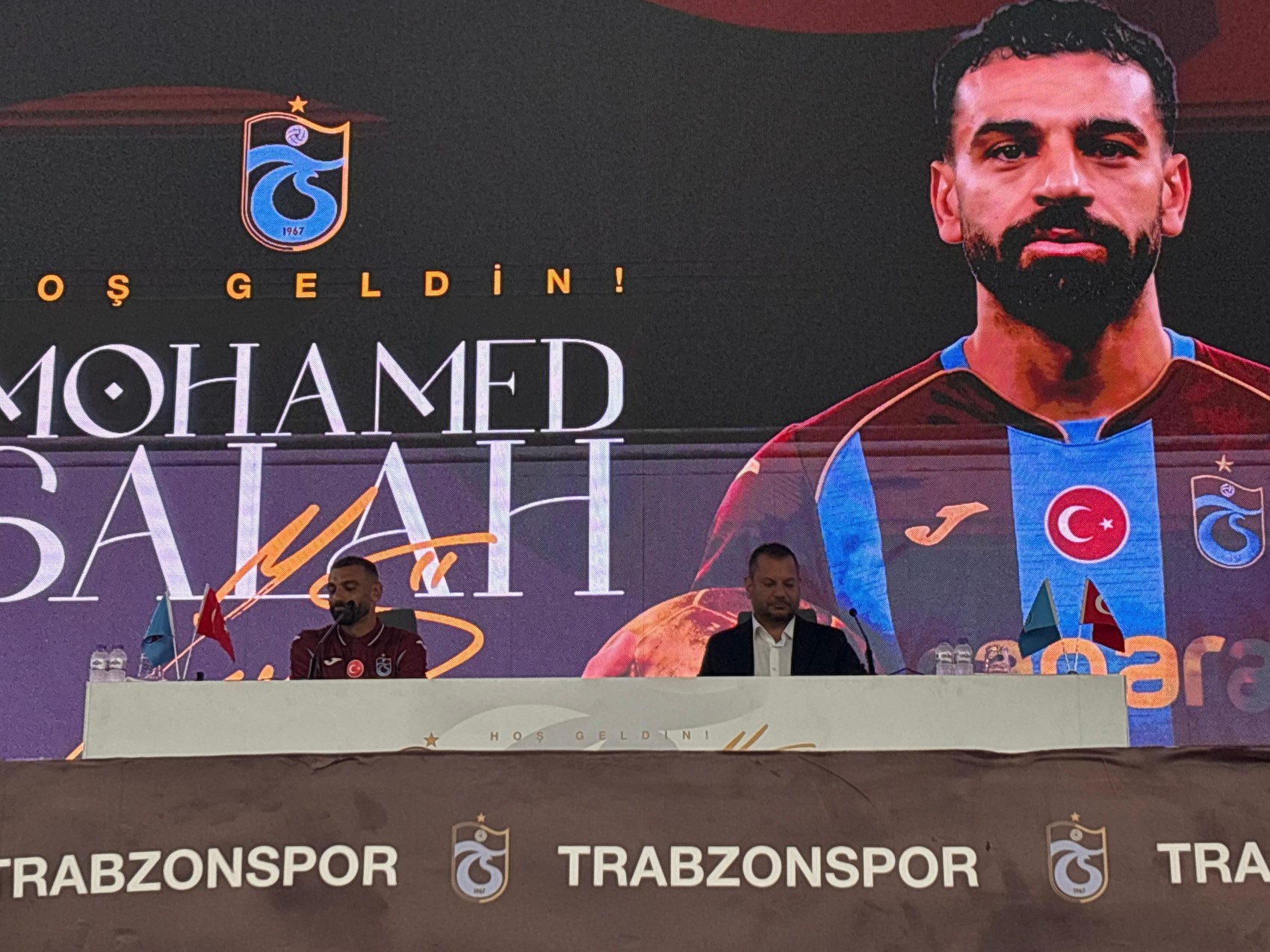Salah yaklaşık 30 bin taraftar önünde imza attı