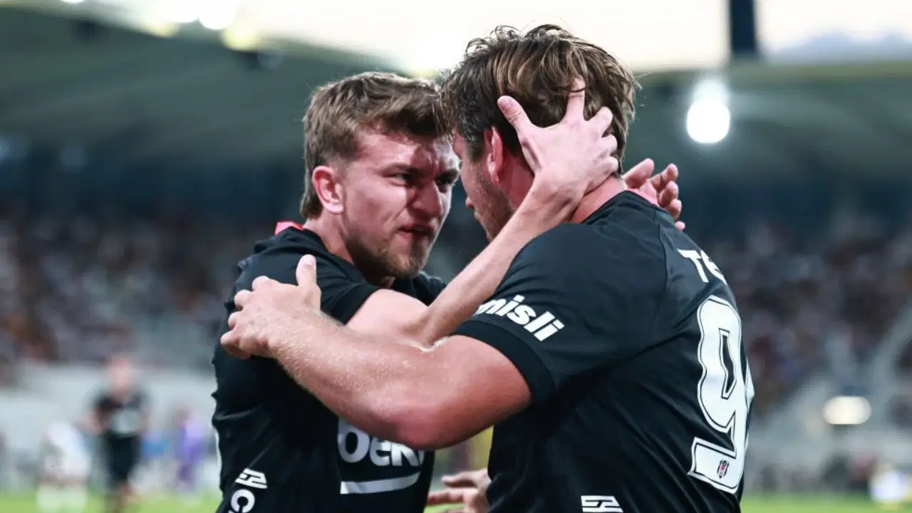 Beşiktaşlı futbolcular Hradec Kralove maçında gol sevincini paylaşıyor.