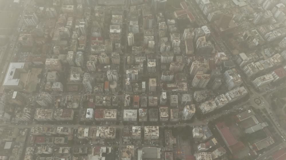 Toz bulutu altında kalan şehir manzarası