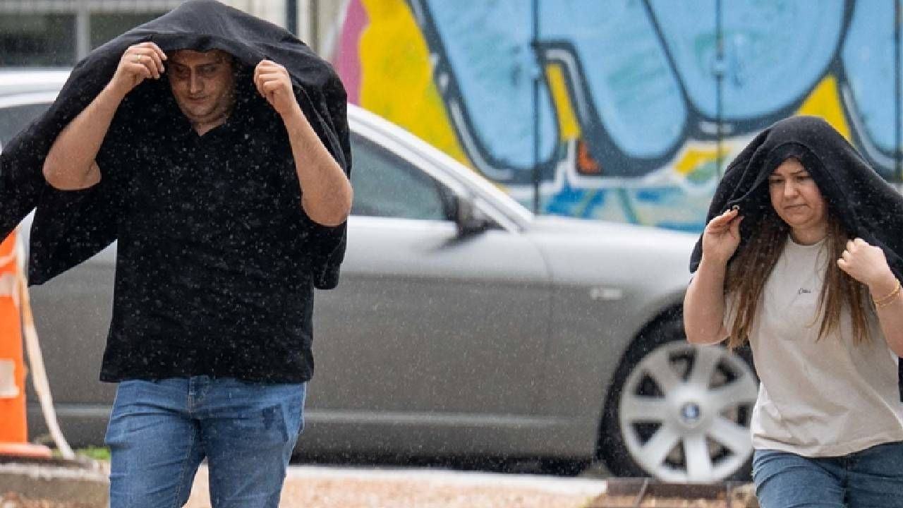 Yağmurda yürüyen iki kişi