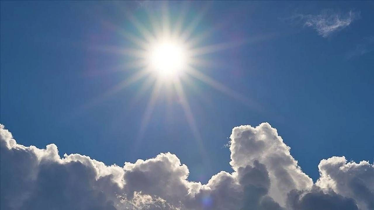 Bulutların arasından görünen parlak güneş