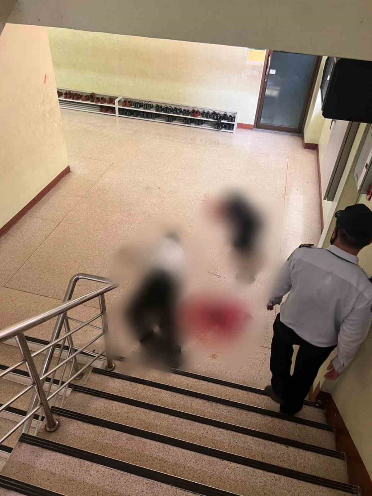 Tayland’daki okul binasında saldırı sonrası güvenlik görevlisinin bulunduğu merdiven ve koridor alanı.