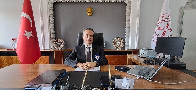 Erzincan İl Defterdarı Ramazan Özdemir makamında açıklamalarda bulunuyor.