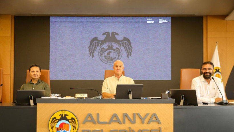 Alanya Belediyesi toplantı salonunda raporun açıklandığı oturumda belediye başkanı ve uzmanlar.