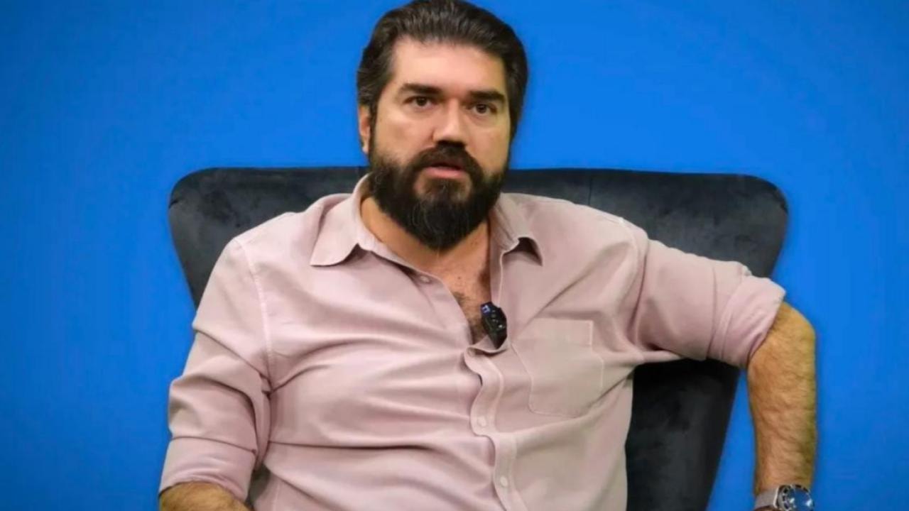 Rasim Ozan Kütahyalı’nın bir program kaydından görüntüsü
