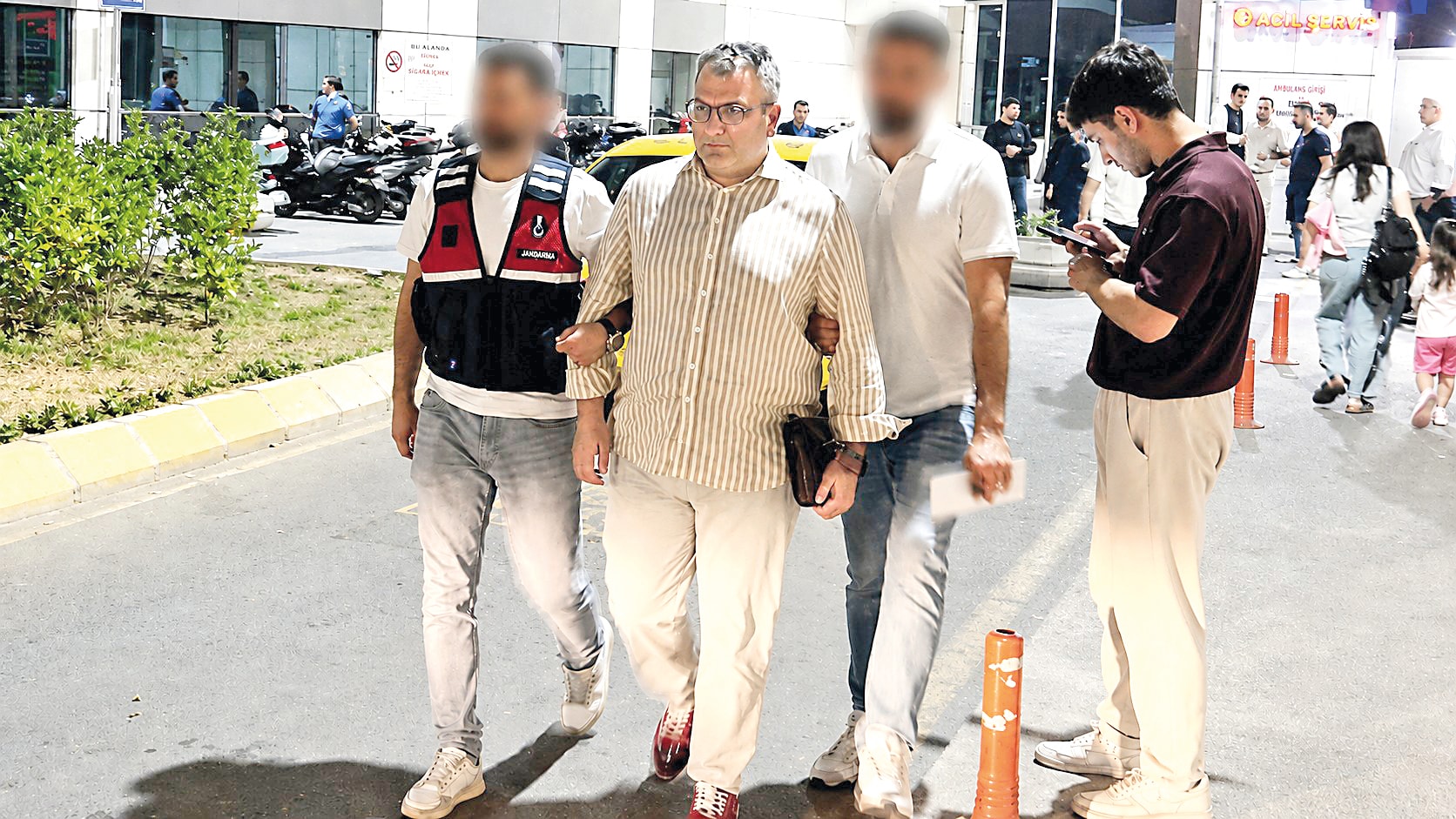 Cem Küçük’ün güvenlik görevlileri eşliğinde götürüldüğü an