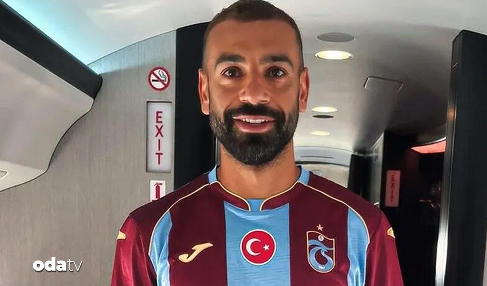 Muhammed Salah, Trabzonspor formasıyla kapalı bir alanda kameraya bakıyor.