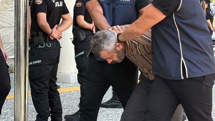 Burkay Karatepe'nin güvenlik güçleri eşliğinde götürüldüğü anlara ilişkin görüntü.