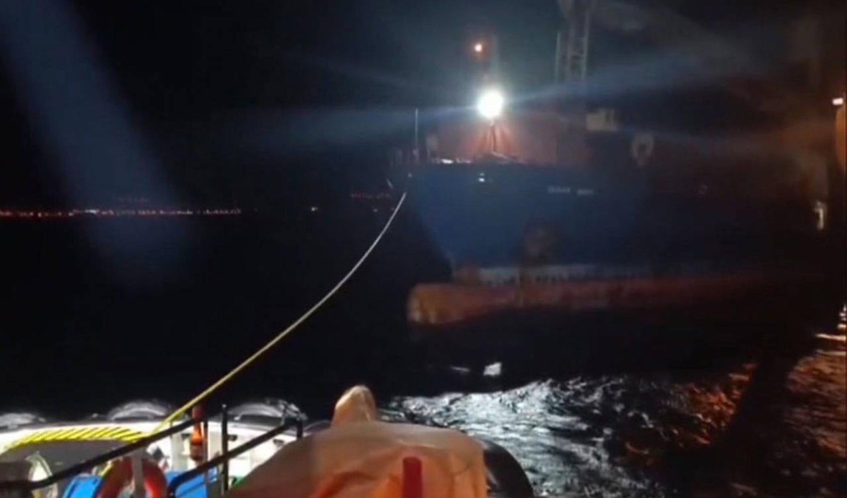 Un navire en panne dans le détroit des Dardanelles : la sécurité côtière intervient