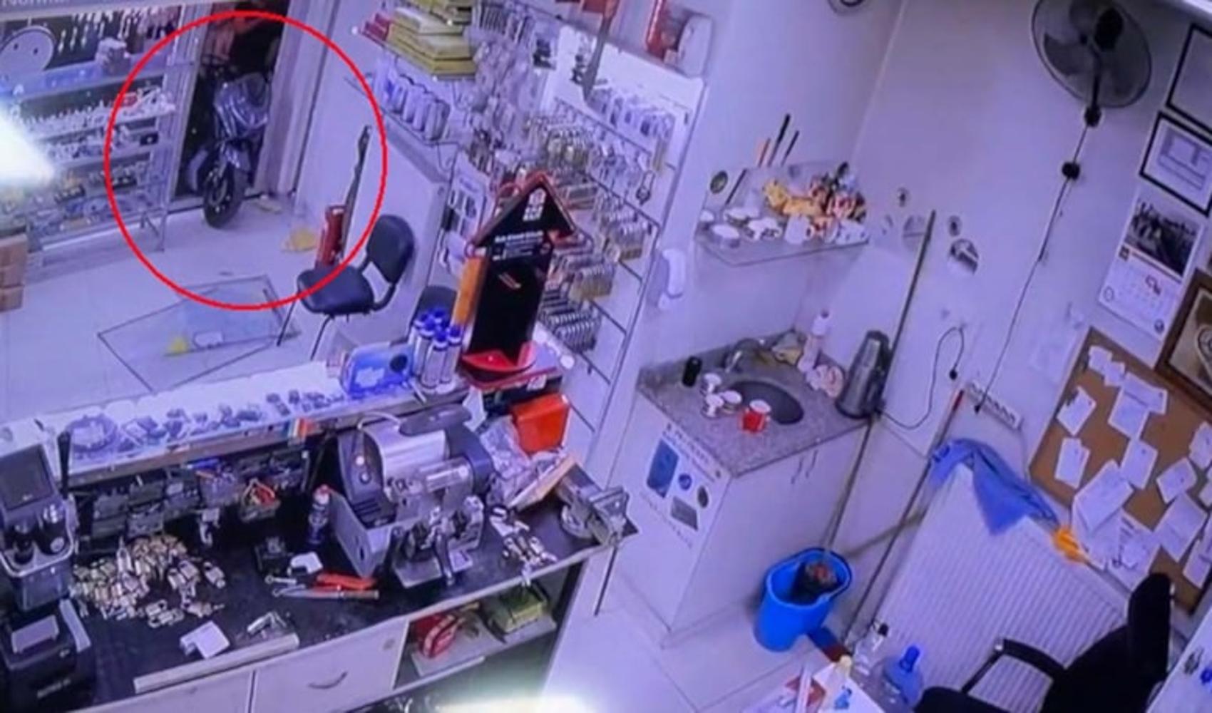 Moto finisce dentro un negozio, poi scoppia una rissa a coltellate