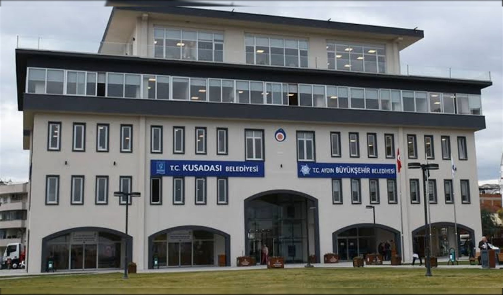 Kuşadası Belediyesi operasyonunda 15 gözaltı