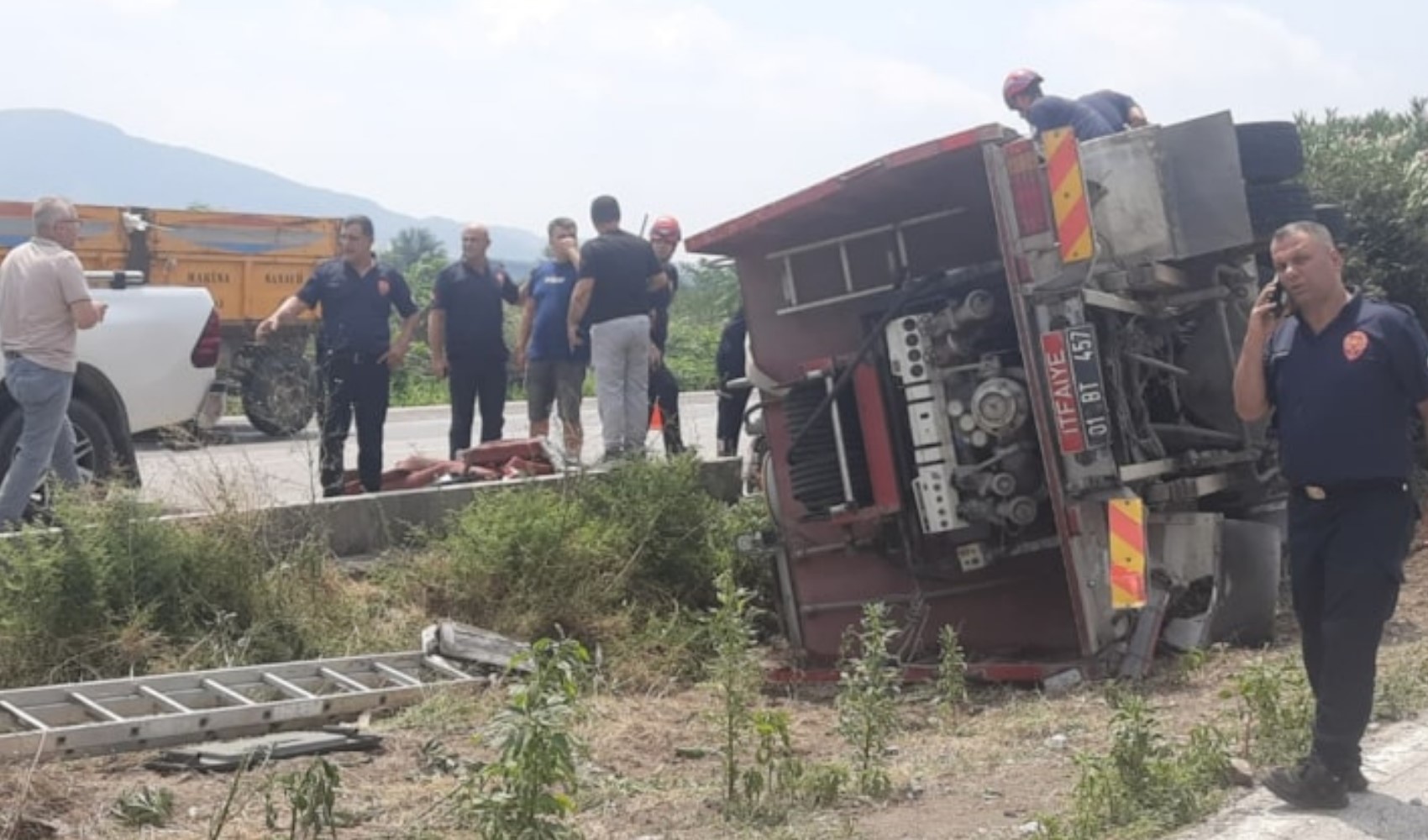 Autobotte dei vigili del fuoco si ribalta mentre si reca a un incendio