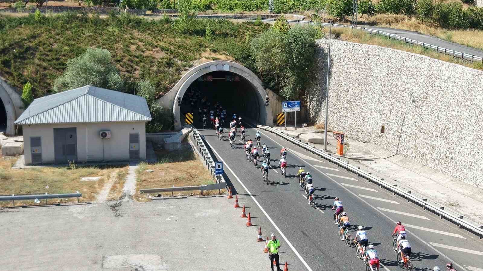 Kahramanmaraş’ta düzenlenen bisiklet turnuvasında sporcuların yol etabındaki görüntüsü.