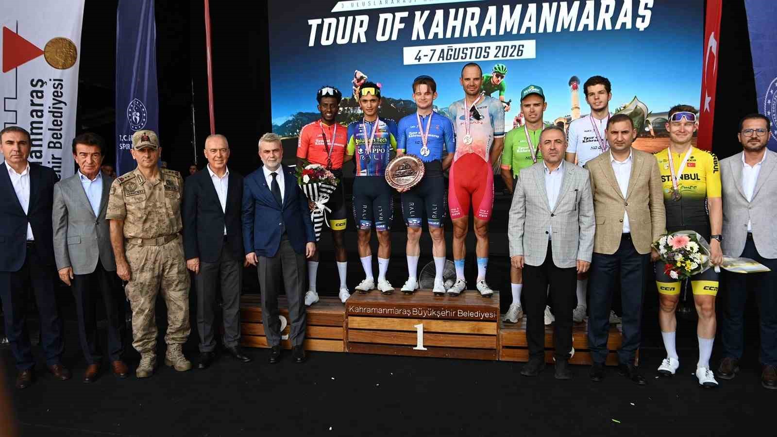 Tour of Kahramanmaraş ödül töreninde sporcular ve protokol üyeleri.