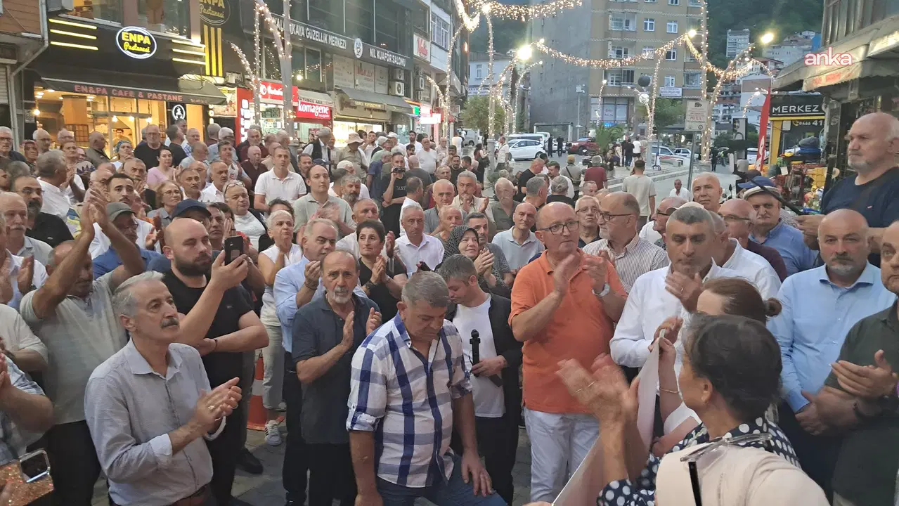 Artvin Borçka’da ilçe başkanlığı açılışı öncesinde toplanan kalabalık.