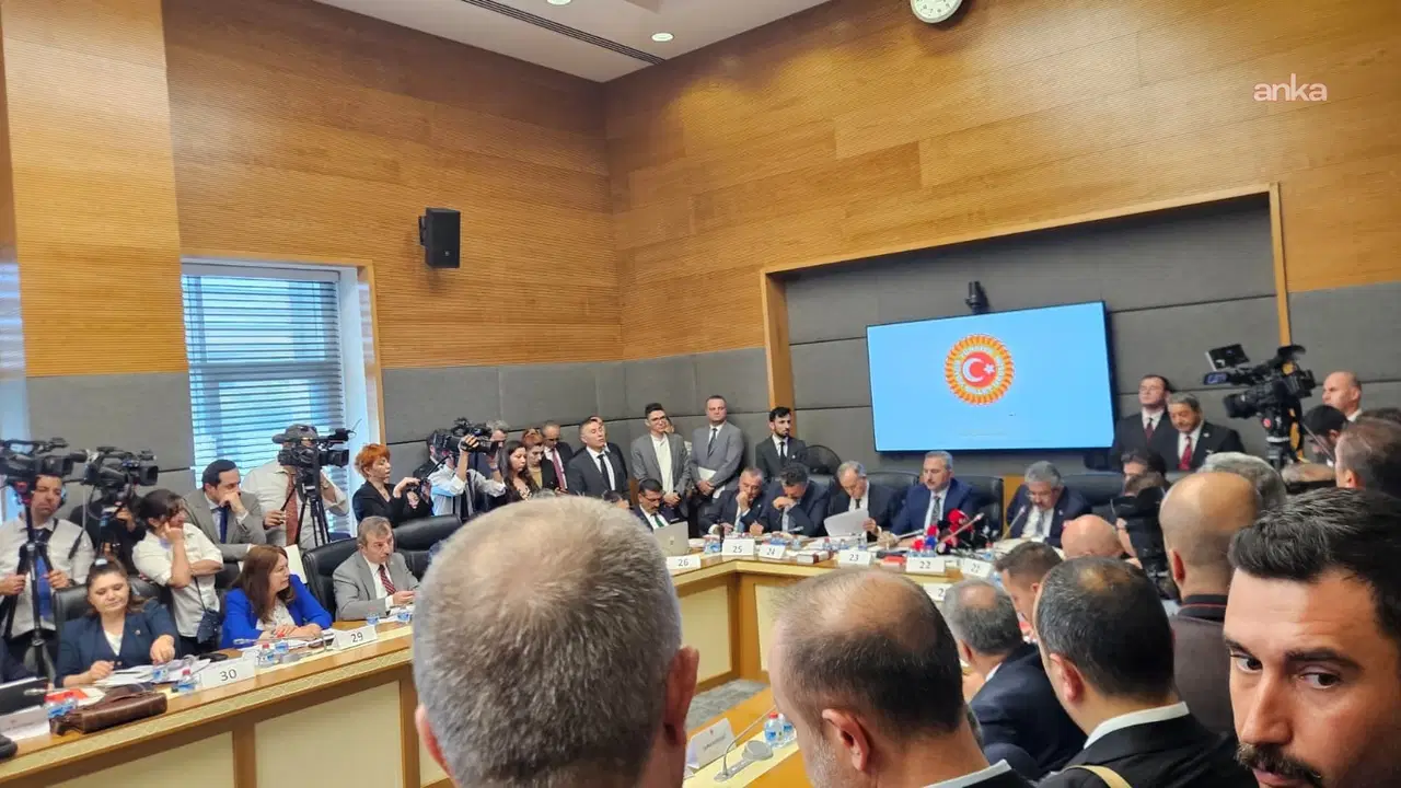 TBMM Adalet Komisyonu toplantısında milletvekilleri ve basın mensupları salonda yer alıyor.