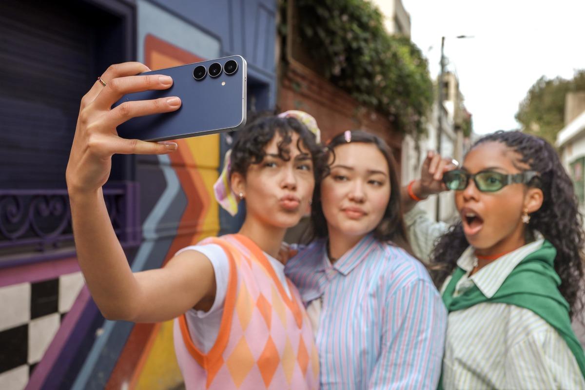 Galaxy S25 FE ile açık havada selfie çeken kullanıcılar
